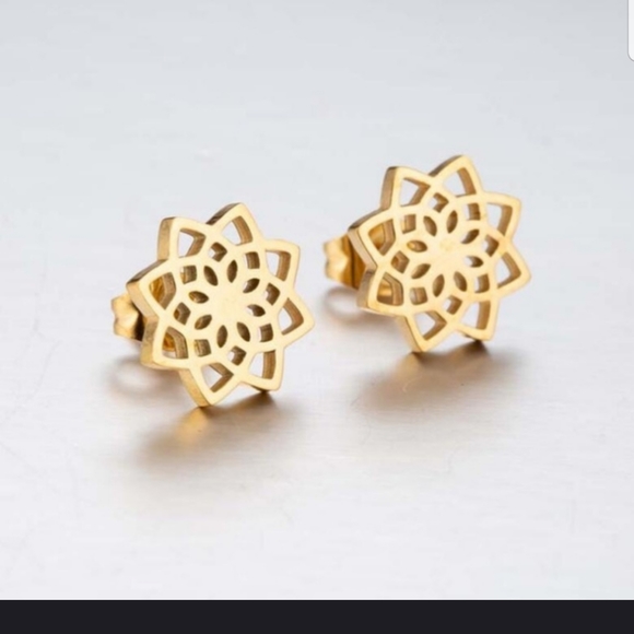 Gorgeous Hollow Snow Lotus stud earrings in GOLD - Picture 2 of 7